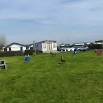 Camping Przytulny Holenderski Z Podgrzewanym Odkrytym Basenem Do Dyspozycji Gosci
